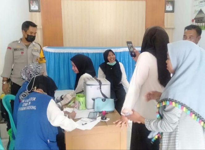 
					Bhabinkamtibmas Polsek Galsel Monitoring Dan Pengamanan Kegiatan Vaksinasi Covid-19