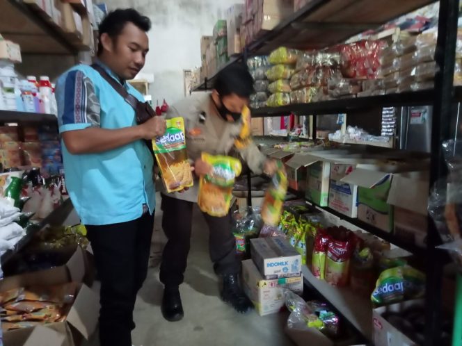 
					Bhabinkamtibmas Polsek Polsel Pantau Stok Dan Harga Minyak Goreng Di Warung Milik Warga