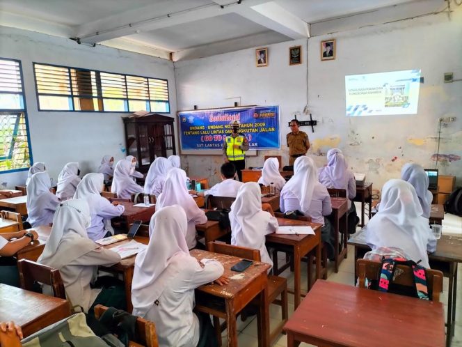 
					Sat Lantas Polres Takalar Berikan Sosialisasi Tertib Berlalu Lintas Di SMA Negeri 1 Takalar