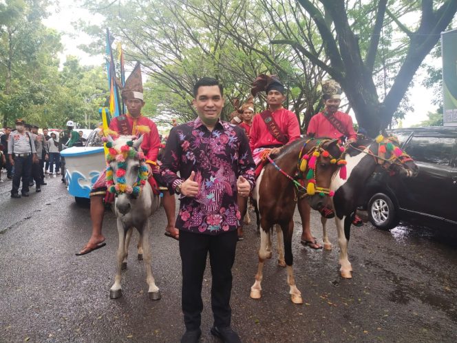 
					Pasukan Berkuda dan Perahu Julung-Julung Khalifa Takalar Menjadi Perhatian Warga Bone