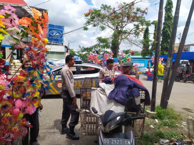 
					Ps. Kanit Samapta Polsek Pattallassang Patroli Pasar Sentral Dalam Rangka Harkamtibmas