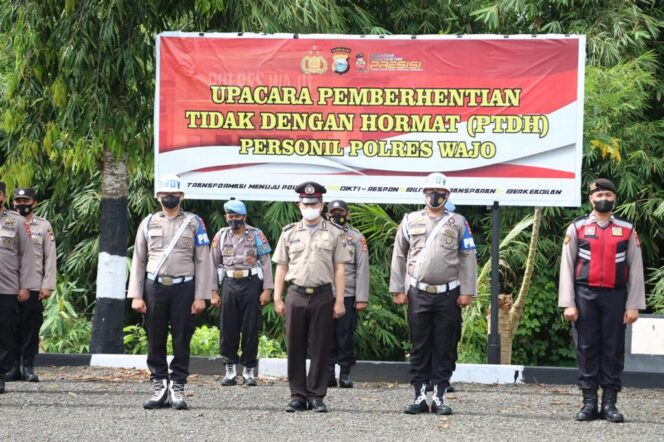 
					UPACARA PEMBERHENTIAN TIDAK DENGAN HORMAT PERSONIL POLRES WAJO