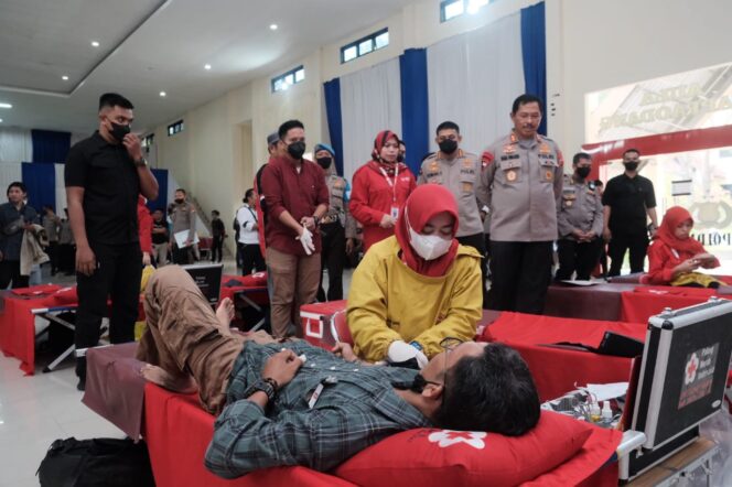 
					Polda Sulsel Gelar Bakti Sosial Donor Darah Dan Pemberian Sembako, Sambut HUT Humas Polri Ke 71