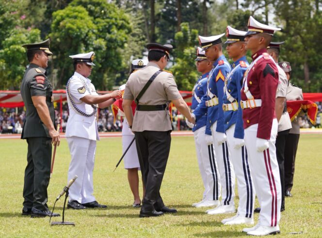 
					Pesan Kapolri Kepada 1.028 Taruna: Sinergisitas TNI-Polri Akan Menjamin Stabilitas Keamanan dan Politik