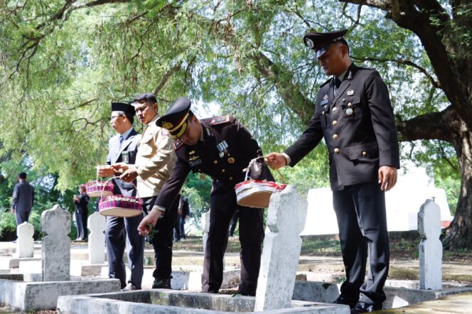 
					Kapolres Bulukumba Jadi Irup Upacara Ziarah Nasional Di TMP Taccorong