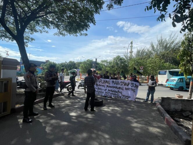 
					Polisi Kawal Aksi Unjuk Rasa Dikantor Bupati, Dinas PMD Dan DPRD Bulukumba.