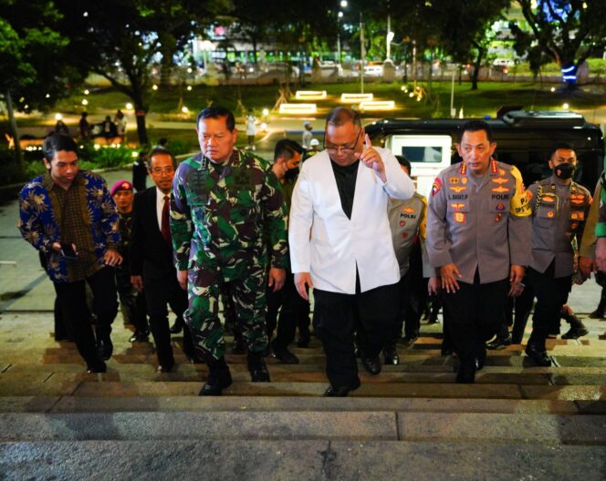 
					Tinjau Gereja di Malam Natal, Kapolri Pastikan TNI-Polri Beri Rasa Aman Sepanjang Nataru