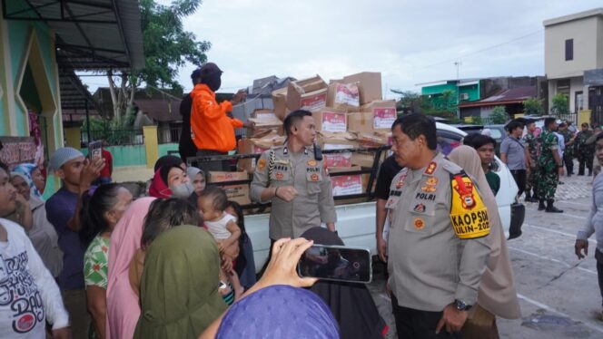 
					Kapolda Sulsel Serahkan 100 Paket Sembako ke Korban Banjir di Makassar