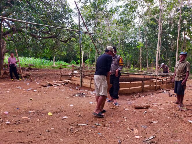 
					Polsek Bontotiro Bakar Arena Judi Sabung Ayam Di Desa Caramming