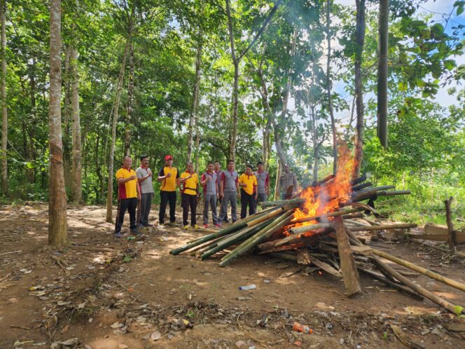 
					Kapolsek Kajang Bakar Arena Judi Sabung Ayam di Desa Sangkala