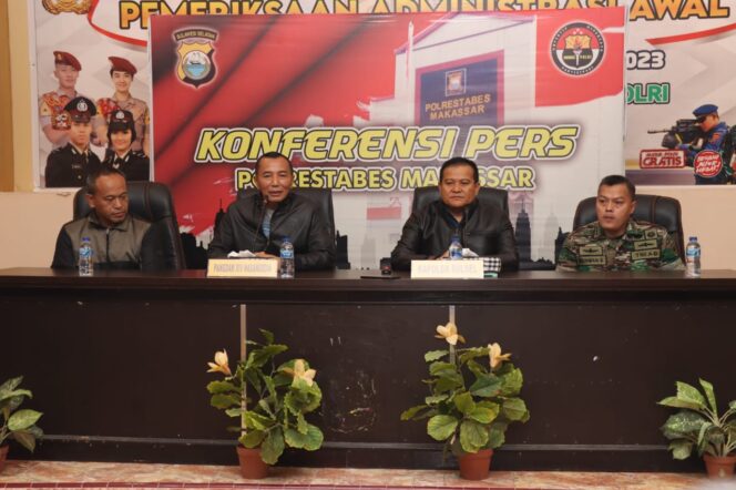 
					Gelar Konferensi Pers Masalah Pengrusakan Fasilitas Polri Di Makassar, Kapolda Sulsel Dan Pangdam XIV : dalam pelaksanaan tugas Baik TNI Polri Tetap Solid