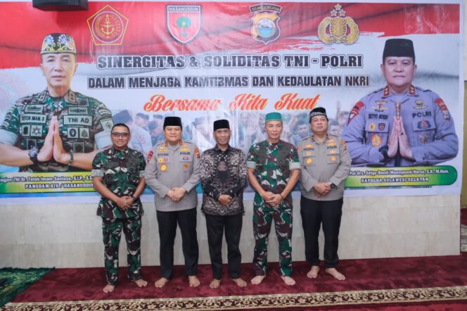 
					Perkuat Soliditas Dan Sinergitas TNI-Polri, Kapolda Sulsel dan Pangdam XIV Hasanuddin Beserta Jajaran Gelar Sholat Dhuhur dan Makan Siang Bersama