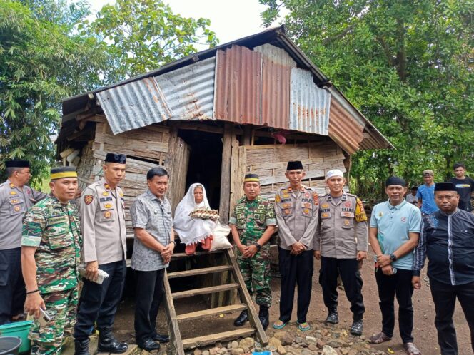 
					Patut Diapresiasi, TNI-POLRI di Takalar Solid Bantu Warga Kurang Mampu