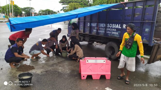 
					Cegah Lakalantas, Polisi Bersama Tagana Inisiatif Tambal Jalan berlubang.