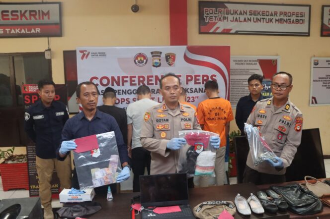 
					Polres Takalar Gelar Press Conference Hasil Operasi Sikat Lipu 2023