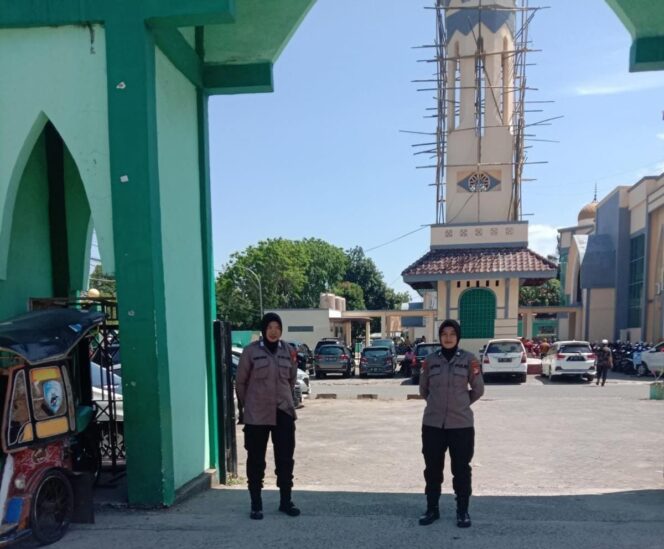 
					Polwan Polres Takalar PAM dan Gatur Lalin Saat Ibadah Sholat Jumat