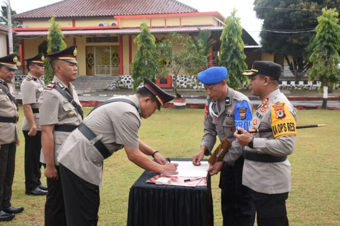 
					Kapolres Pimpin Upacara Pelantikan Kabag Dan Sertijab Kasat, Perwira Polres Bulukumba