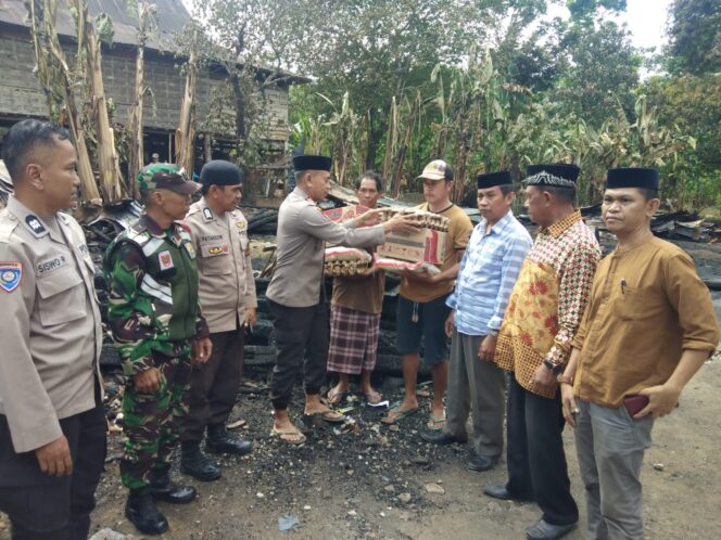 
					Wujud Polri Peduli, Polres Takalar Bantu Korban Kebakaran