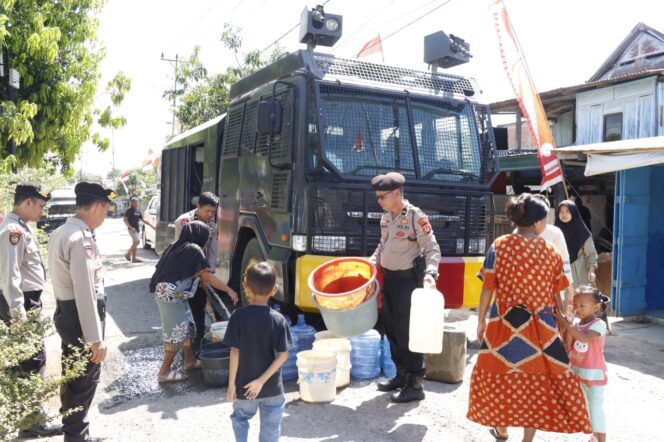 
					Polres Bulukumba Salurkan 6 Ribu Liter Air Bersih Ke Warga Kasimpureng