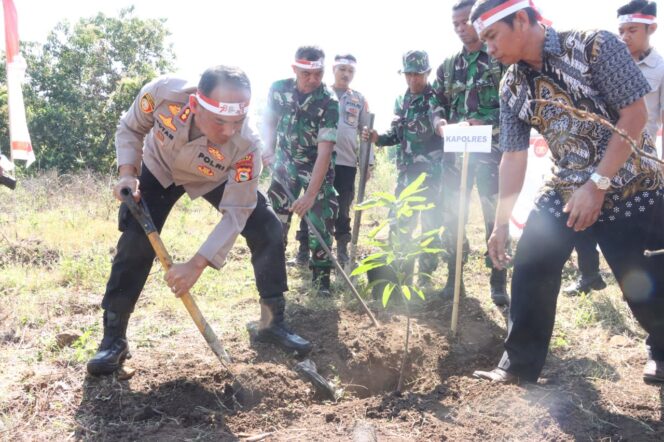 
					Penanaman Pohon Serentak Dalam Rangka HUT ke 78 Kemerdekaan Republik Indonesia Tahun 2023