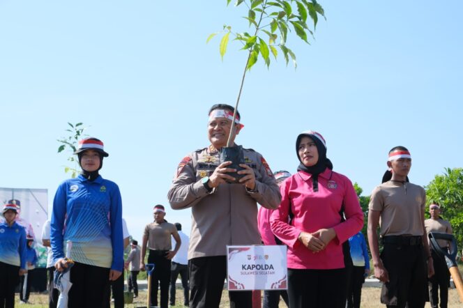 
					Polri Catat Rekor MURI Tanam Pohon Serentak Dan Terbanyak, Polda Sulsel Tanam 1.750 Pohon