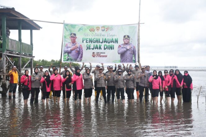 
					Polri Lestarikan Negeri, Polres Bulukumba Tanam 1.800 Bibit Bakau.