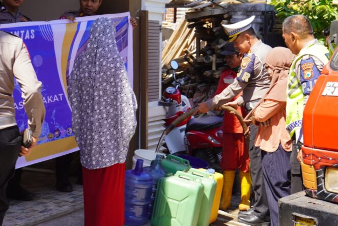 
					Personel Ditlantas Polda Sulsel Bagi Air Bersih ke Warga yang Membutuhkan