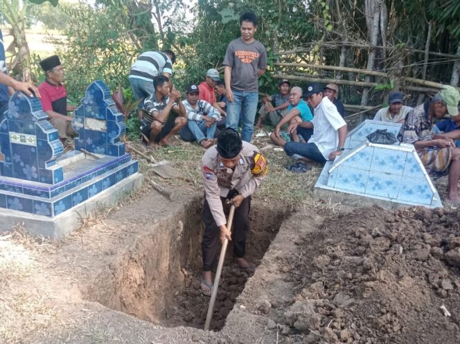 
					Bhabinkamtibmas Polsek Polut Polres Takalar Bantu Gali Kuburan Untuk Warganya Yang Meninggal Dunia