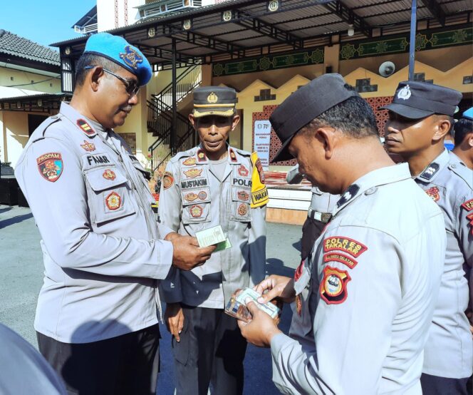 
					Ada Apa Propam Polres Takalar Mendadak Periksa Kelengkapan Administrasi Kendaraan Anggota