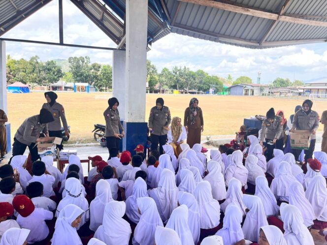 
					Peduli Literasi, Polwan Polres Bulukumba Bagikan Buku Ke Siswa Sekolah Dasar.