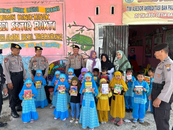 
					Gerakan Peduli Literasi, Satsamapta Polres Bulukumba Bagikan Puluhan Buku.