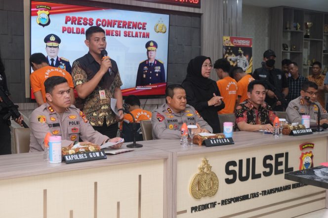 
					Kapolda Pimpin Konferensi Pers kasus pembunuhan Berencana di Kab Gowa