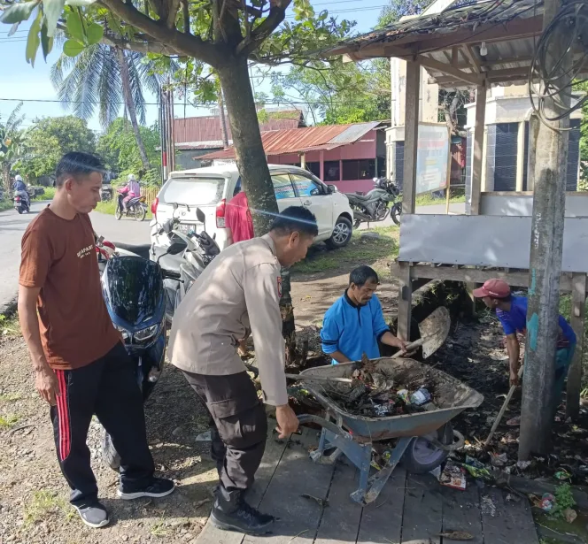 
					Bhabinkamtibmas Bersinergi Dengan Warga, Gotong-royong Bersihkan Lingkungan dari Sampah