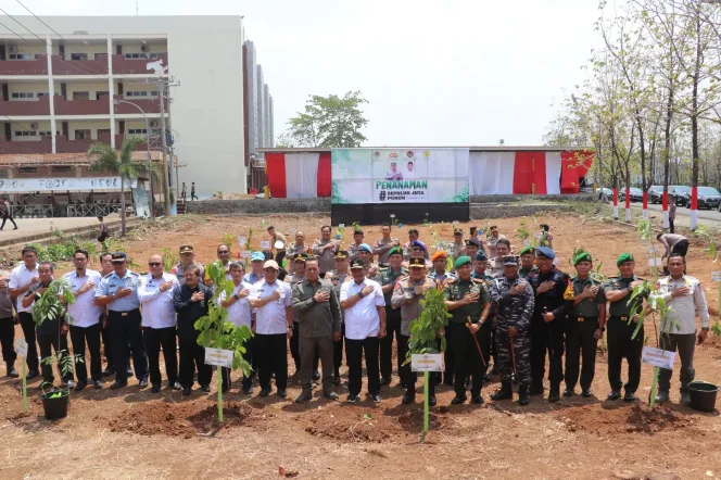 
					Polda Sulsel Gelar Penananam 10 Juta Pohon  Dukung Gerakan 10 Juta Pohon, Polda Sulsel Tanam 3900 Pohon  Lestarikan Lingkungan Melalui Program 10 Juta Pohon Bersama Polda Sulsel