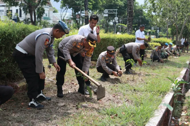 
					Dukung Gerakan Penanaman 10 Juta Pohon, Polres Takalar Tanam Pohon Sepanjang Jalan Fitrah Takalar