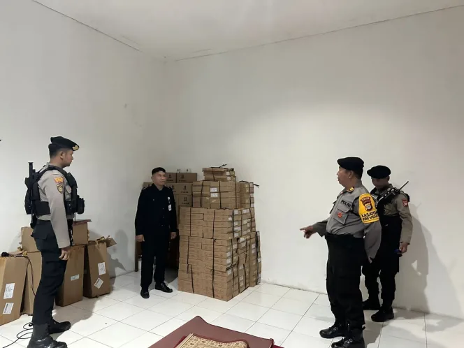 
					Patroli Rutin Satgas Preventif Ops Mantap Brata 2023-2024 Polres Takalar di Kantor KPU dan Bawaslu