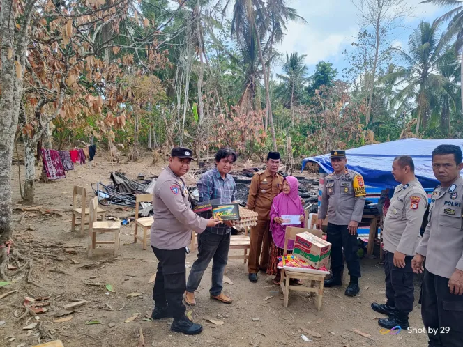 
					Jajaran Polsek Bonto Tiro Beri Bantuan Sembako Ke Korban Kebakaran.