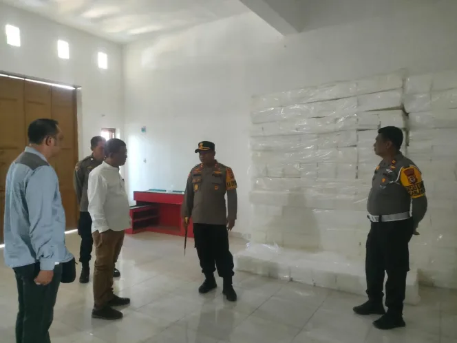 
					Pastikan Aman, Kapolres Bulukumba Cek Gudang Logistik KPUD.