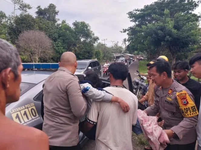 
					Sigap, Gunakan Mobil Dinas, Kapolsek Rilau Ale Tolong Warga Korban Laka.