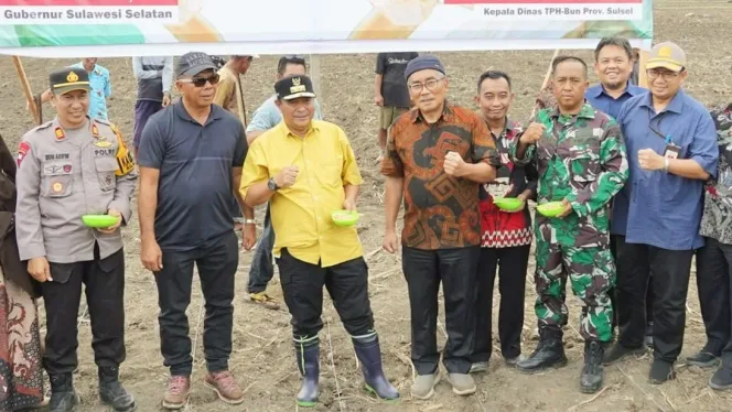 
					Pj Gubernur Bahtiar Tanam Benih Jagung di Tanah Harapan