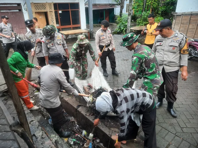 
					TNI-POLRI dan Pemkab Takalar Bersihkan Pasar Tradisional Pattallassang