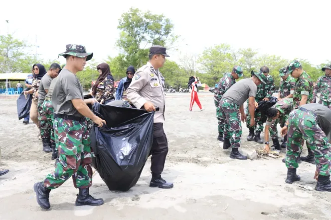 
					Polres Bulukumba Ikut Serta Aksi Bersih-bersih Di Pantai Merpati.