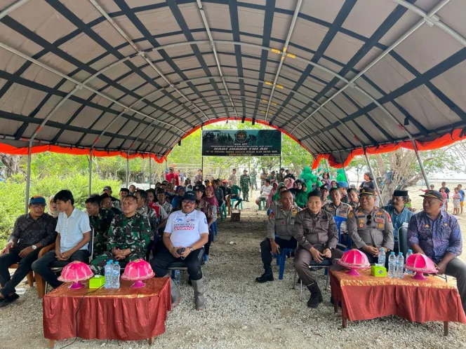 
					Polres Takalar Ikut Serta Aksi Bersih-bersih Di Pantai Laikang