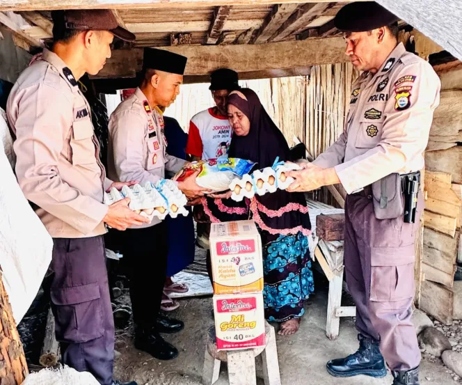 
					Polisi Peduli, Kapolsek Ujung Loe Salurkan Bantuan Ke Warga Kurang Mampu.