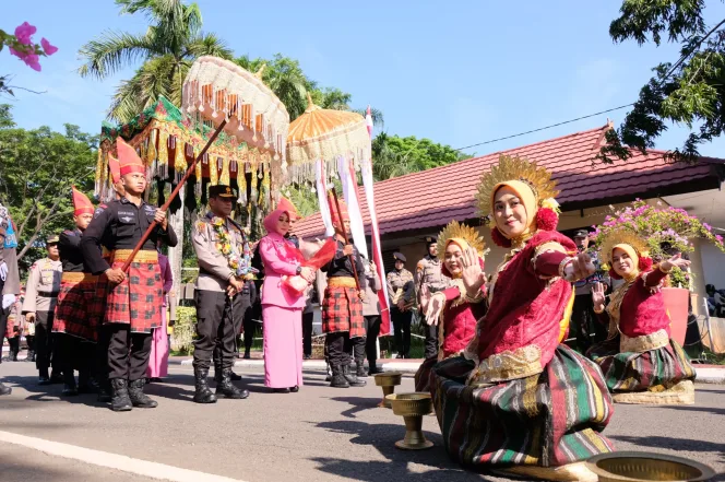 
					KAPOLDA SULSEL TIBA DI MAPOLDA SULSEL, DISAMBUT TRADISI ANGNGARU DAN TARIAN PADUPPA POLWAN POLRESTABES MAKASSAR