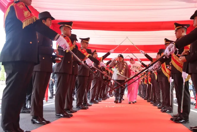 
					Pelepasan Kapolda Lama, Tradisi Pengantaran Irjen Pol Drs. Setyo Boedi Moempoeni Harso, dengan Pedang Pora di Polda Sulsel