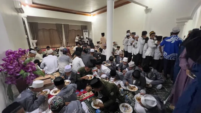 
					Ratusan Santri Tahfiz dan Anak Panti Asuhan Zikir di Rujab Bupati Bulukum