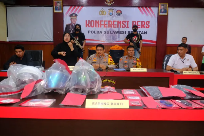 
					Kabidhumas Polda Sulsel Gelar Konferensi Pers Penangkapan Pembobol ATM Lintas Provinsi, Modus Call Center Palsu