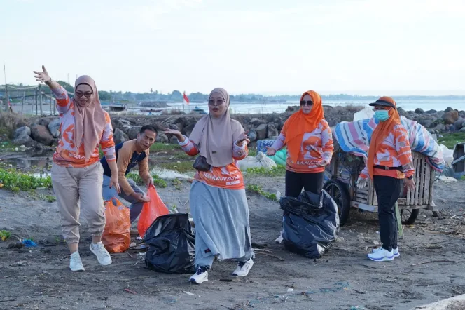 
					Dekranasda dan TP-PKK Bulukumba Lakukan Aksi Kebersihan Melalui G2B2